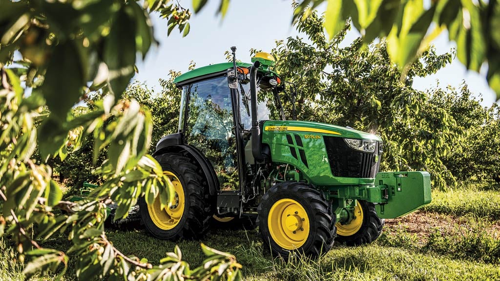 Image d’un tracteur 5075EN dans une cerisaie