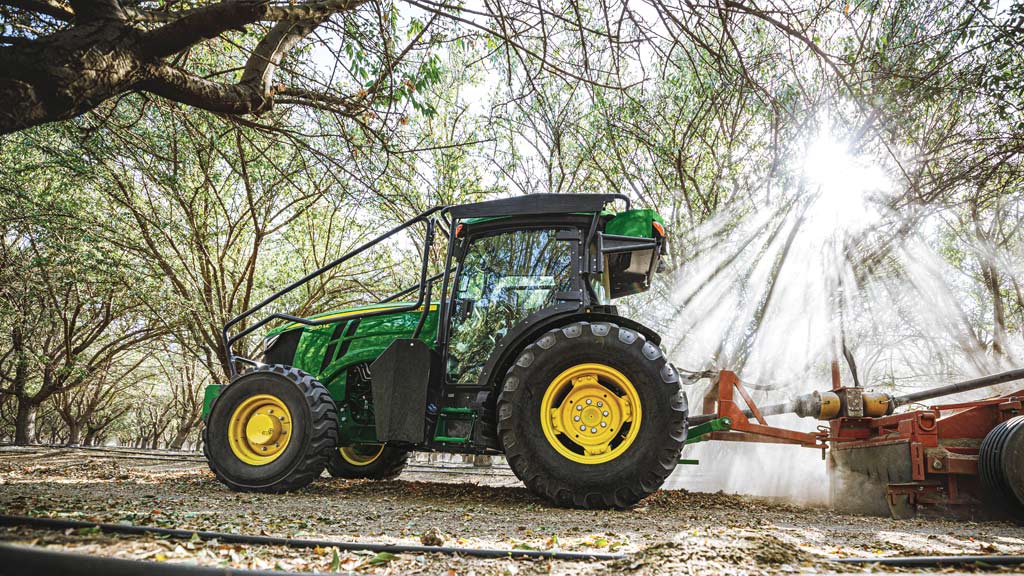 Image d’un tracteur 5130 ML tirant un pulvérisateur dans une amandaie