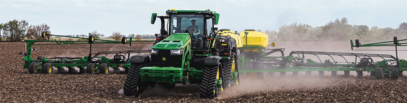 Tracteur 8RX &agrave; haute puissance travaillant le sol dans un champ