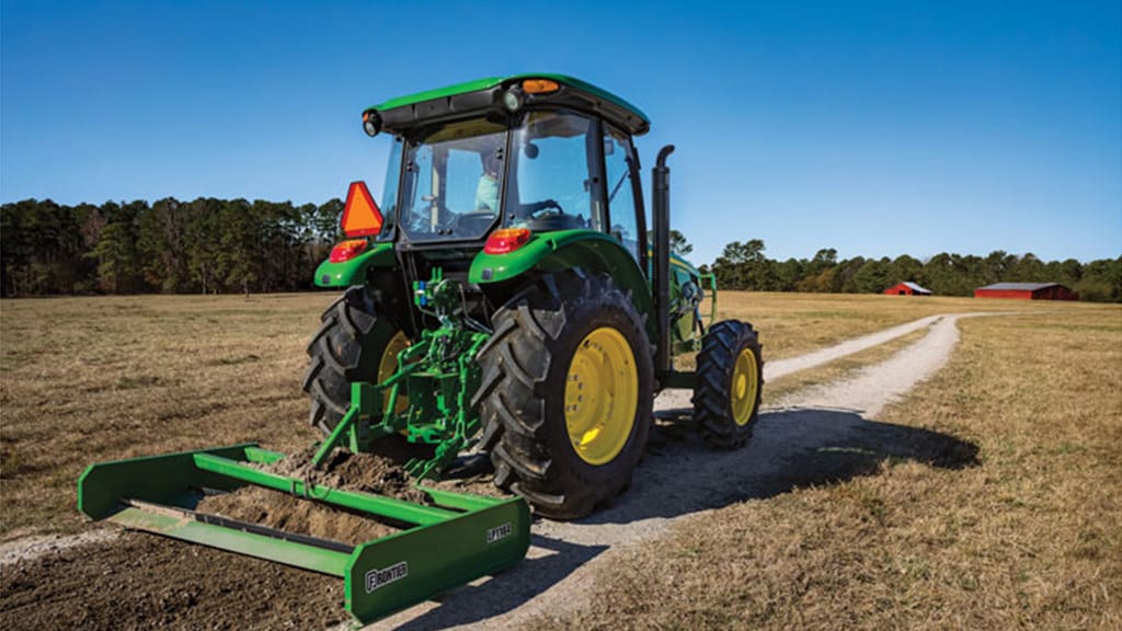 tracteur utilitaire 5e à 4 cylindres dans un champ