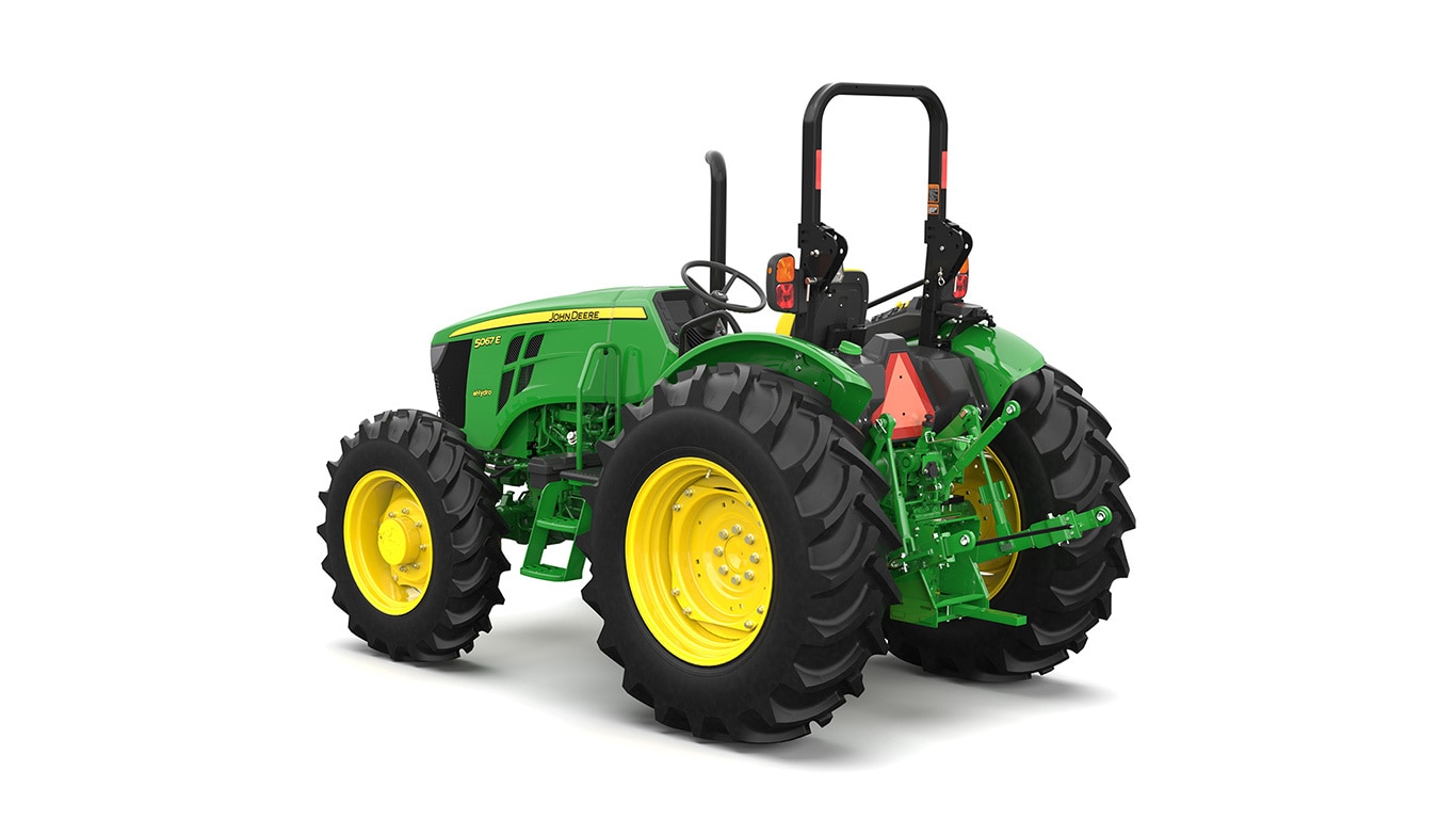 Tracteur utilitaire vert sur fond blanc.