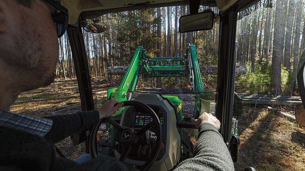 L’intérieur d’une cabine de tracteur standard montrant la visibilité accrue depuis le siège du pilote.