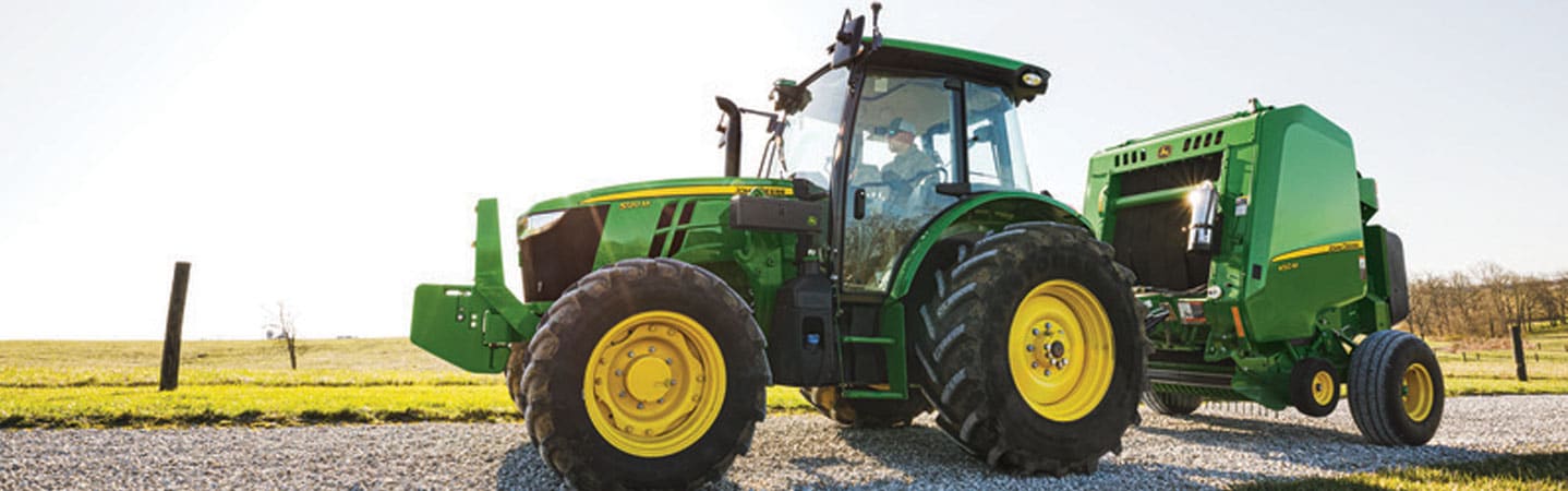 tracteur 5M sur une route de gravier