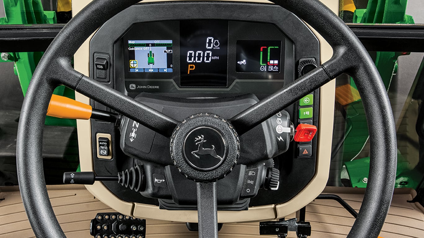 volant et tableau de bord dans la cabine d’un tracteur 5m