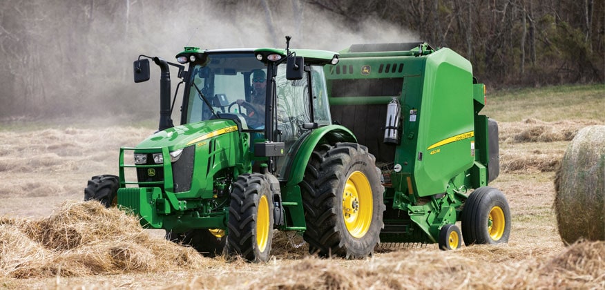 tracteur 5M dans un champ de foin