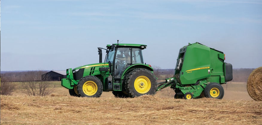 tracteur 5M dans un champ de foin