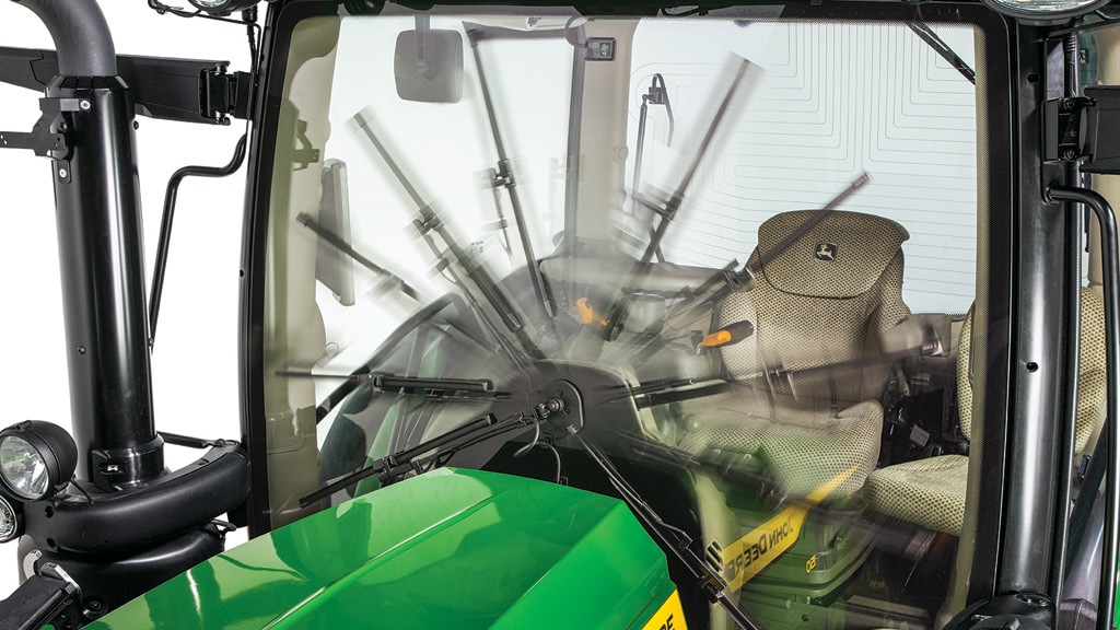 Essuie-glace balayant le pare-brise d'un tracteur