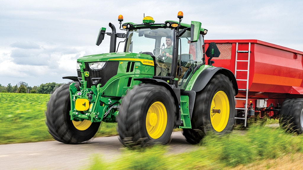 Tracteur 6r tirant une grosse remorque