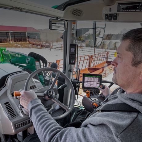 Personne conduisant un tracteur