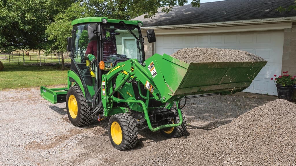 Image d'un tracteur équipé d'un chargeur avec système Quik-Park