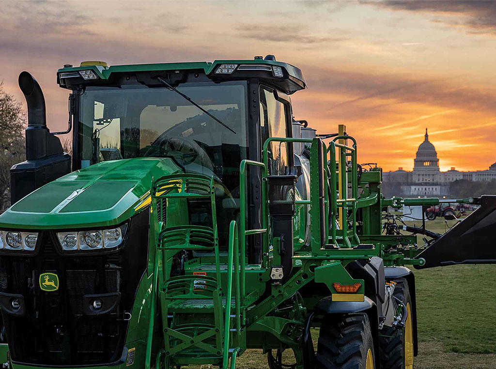 Tracteur John Deere avec le Capitole des États-Unis à l’arrière-plan, au coucher du soleil