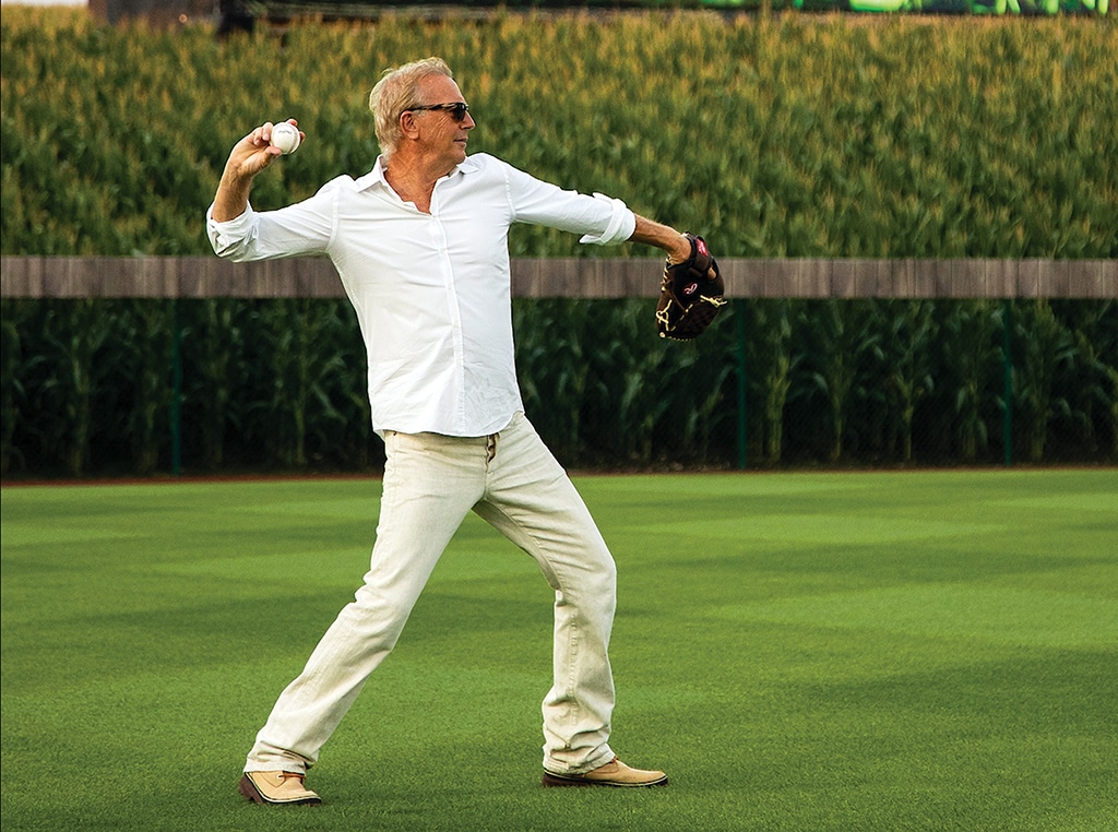 Kevin Costner lançant une balle de baseball dans un champ de maïs