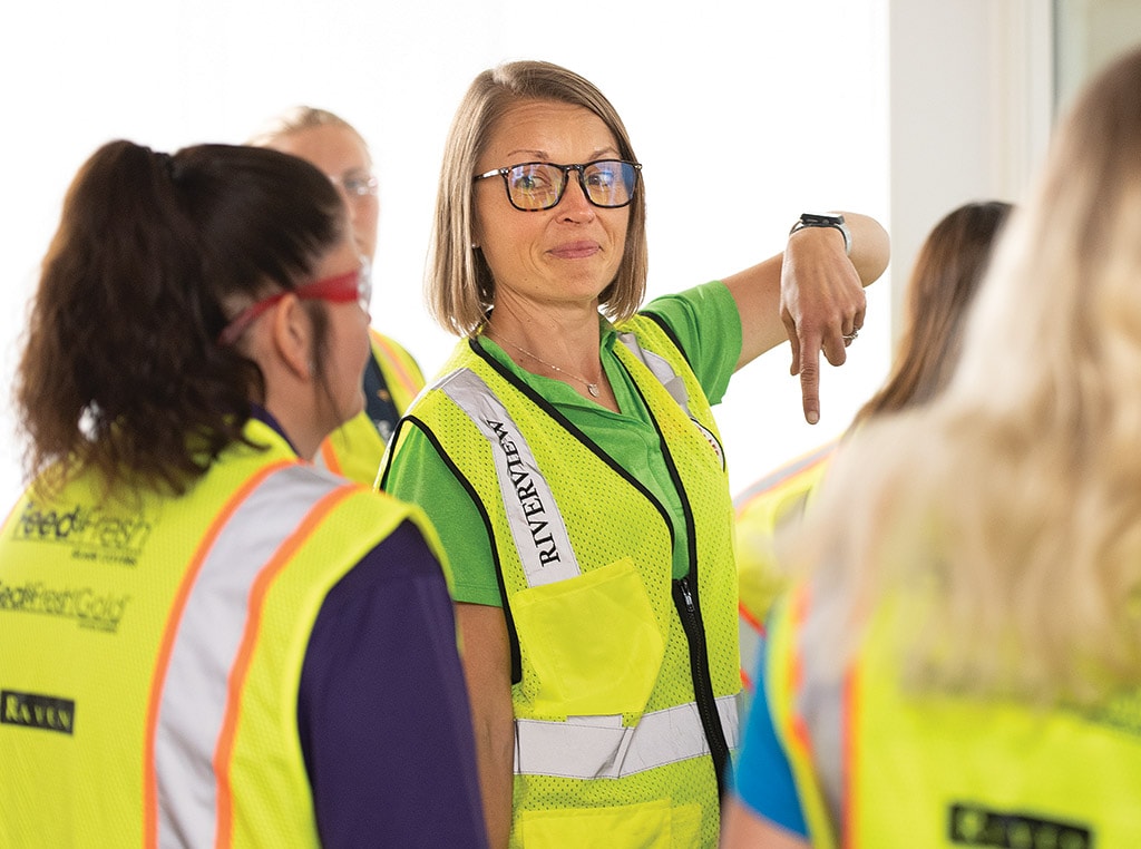 groupe de personnes portant des gilets de sécurité jaunes