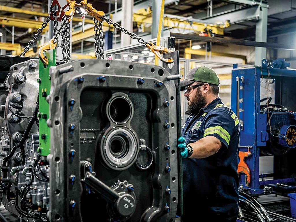 Un employé de production de John Deere dans un entrepôt