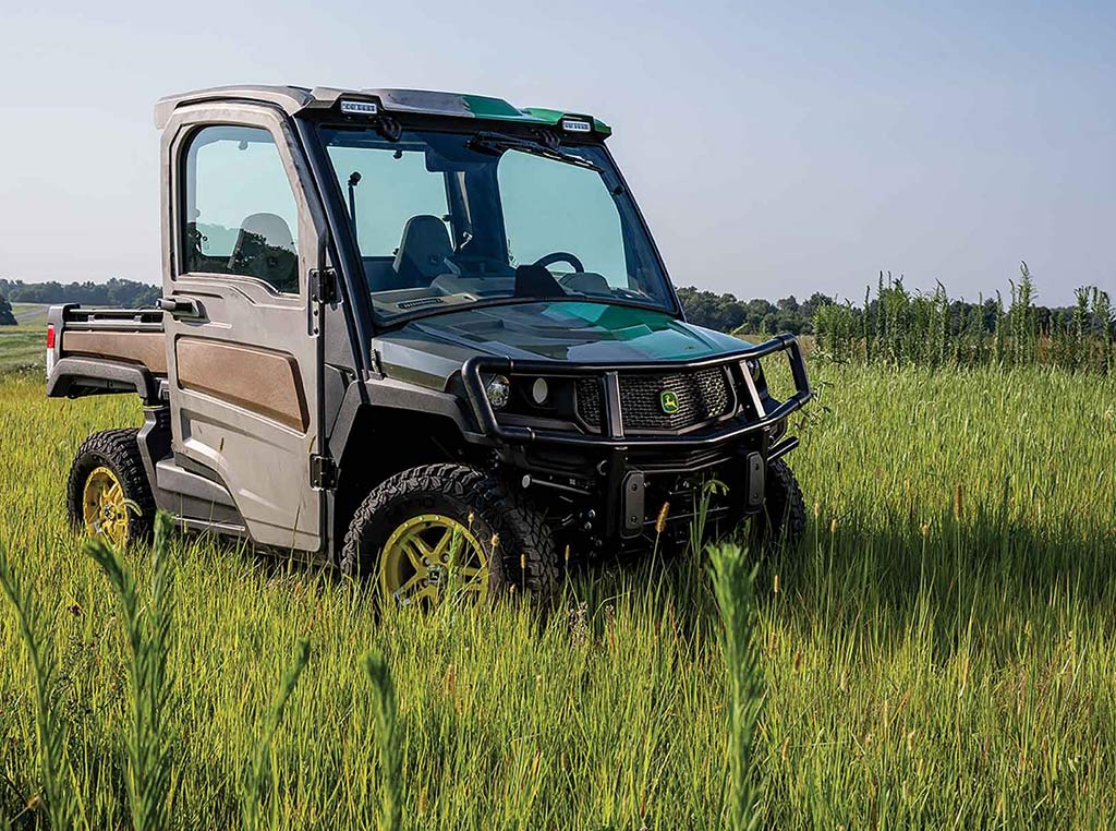 Véhicule utilitaire Gator de John&nbsp;Deere fabriqué à partir de matériaux recyclés, dans un champ