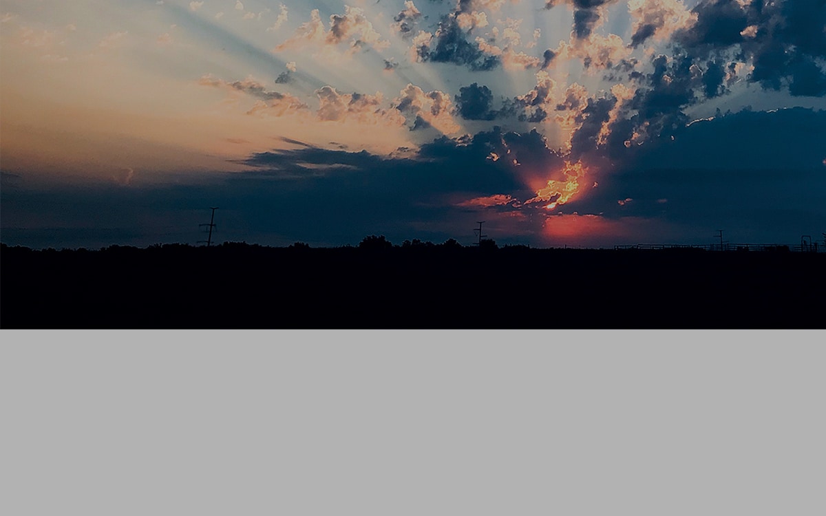 Coucher du soleil sur des terres agricoles