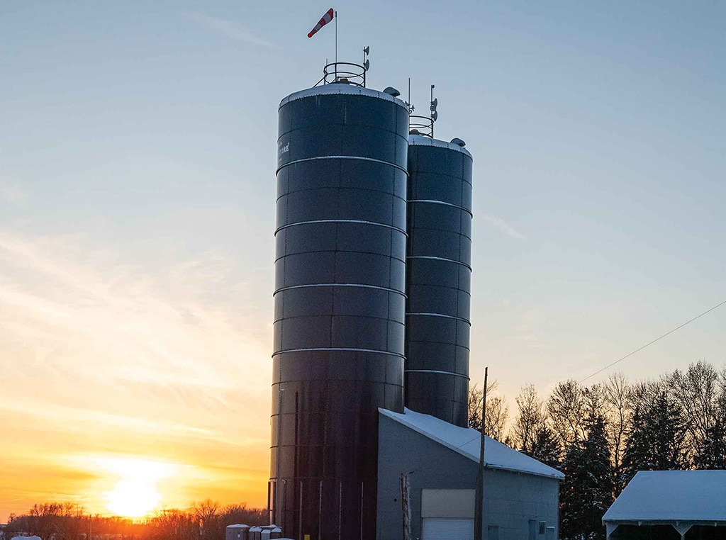 Silos entourés de neige et soleil à l’horizon