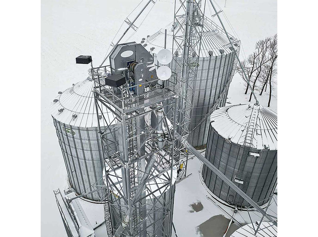Vue aérienne de silos enneigés