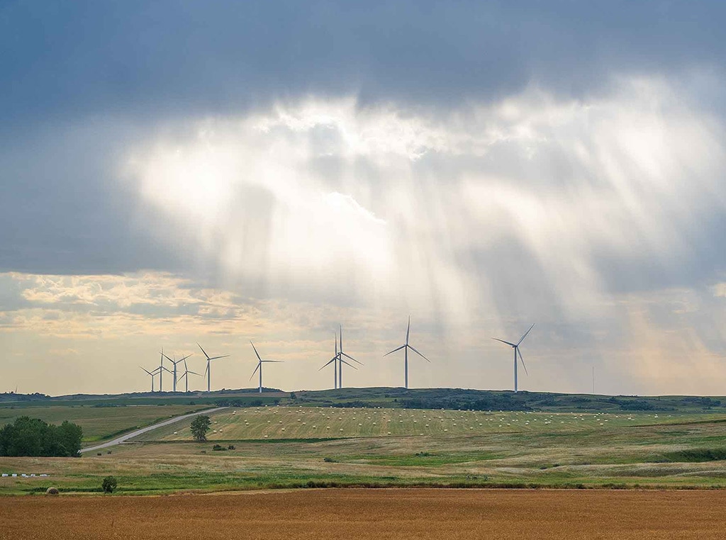 Éoliennes et rayons de soleil perçant les nuages