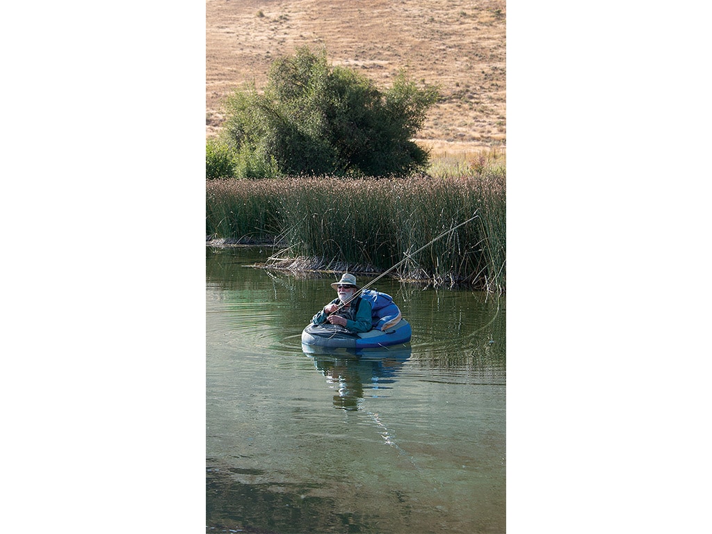 Une personne dans un kayak sur un plan d’eau