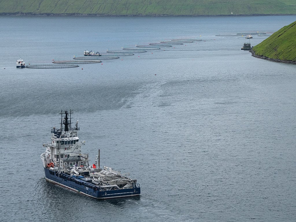 Navire s’éloignant sur un plan d’eau