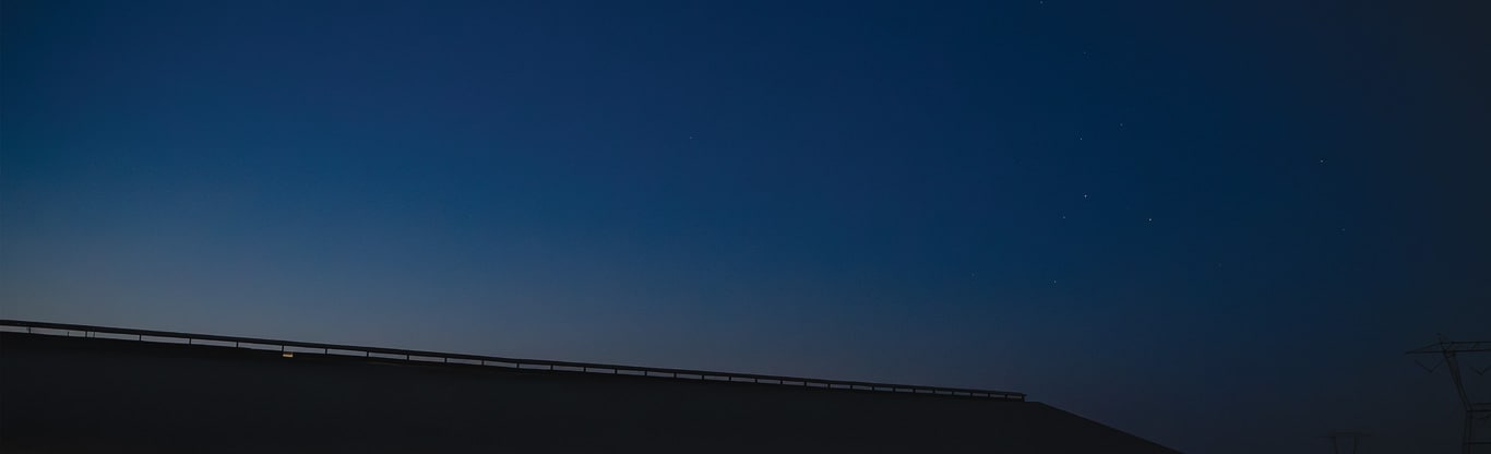 Grande ferme laitière illuminée la nuit sous un ciel étoilé
