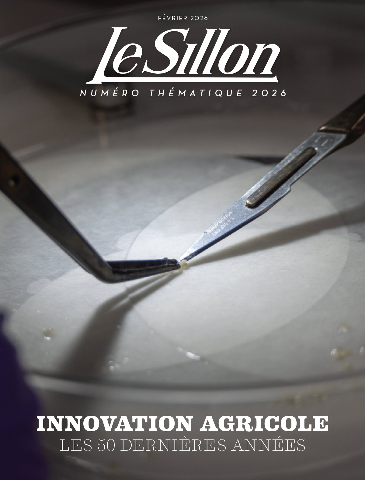 Deux outils de précision retenant un tout petit échantillon dans une boîte de Pétri sur une couverture du&nbsp;magazine Le Sillon.