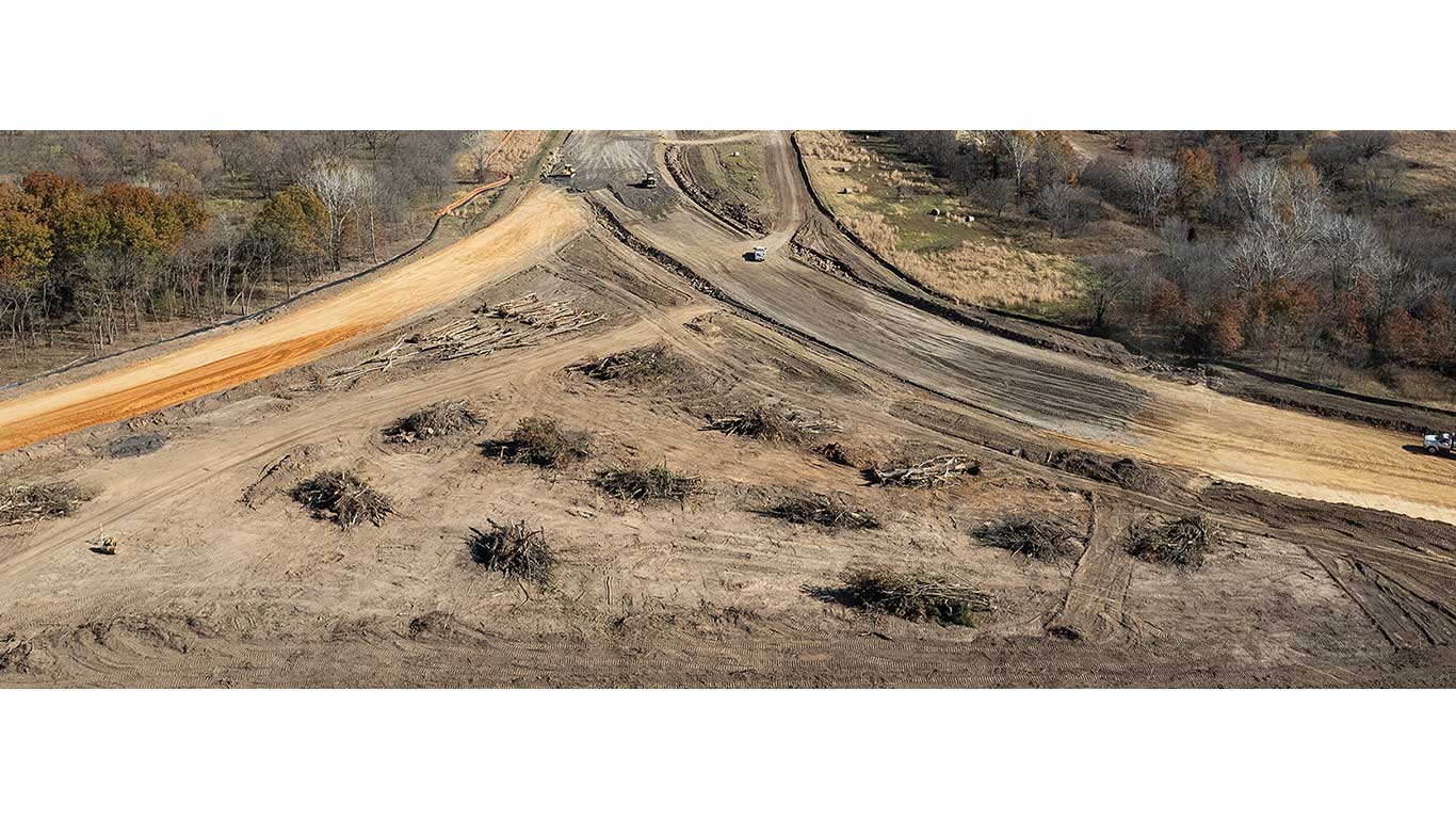 Un grand champ de terre pour la construction avec quelques chemins