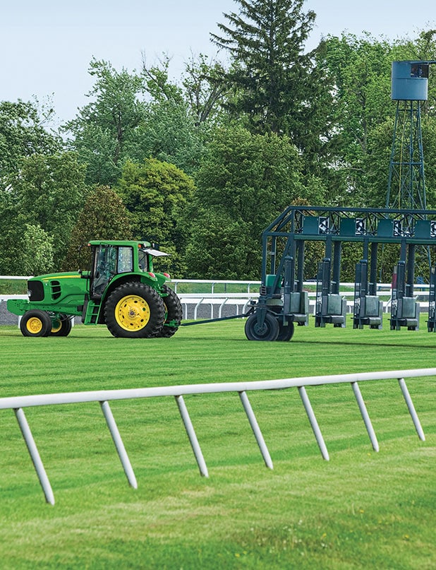 Tracteur John Deere sur un champ de courses