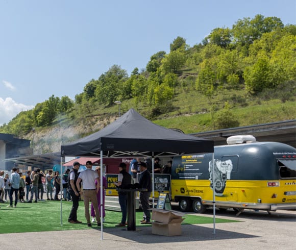 Le camion-restaurant Airstream personnalisé de JDPS devant les installations du fabriquant d'équipement d'origine Idrofoglia, dans le nord de l’Italie, dans le cadre de la tournée Puissance moteur.
