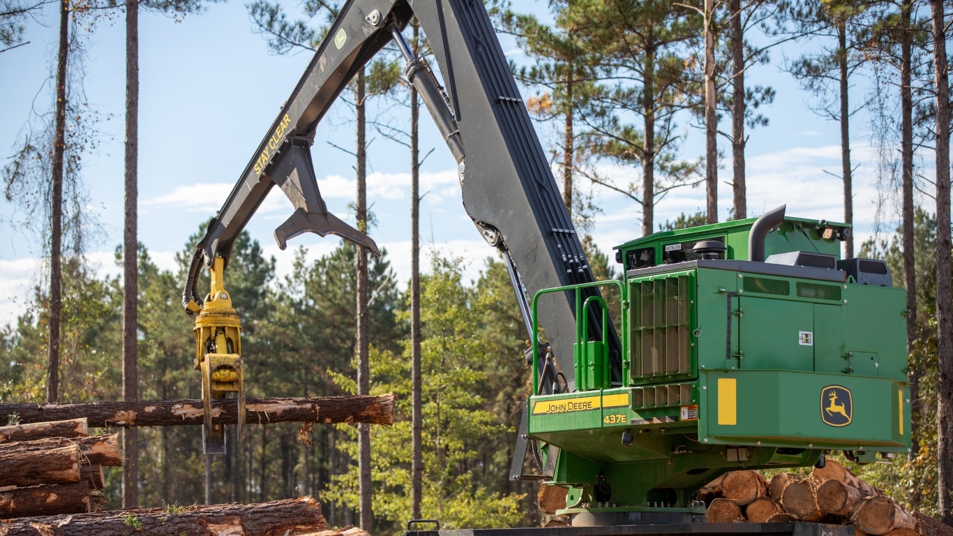 Large image of John Deere 337E Knuckleboom Loader in the woods